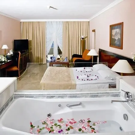 Sunrise Queen Luxury Resort Side